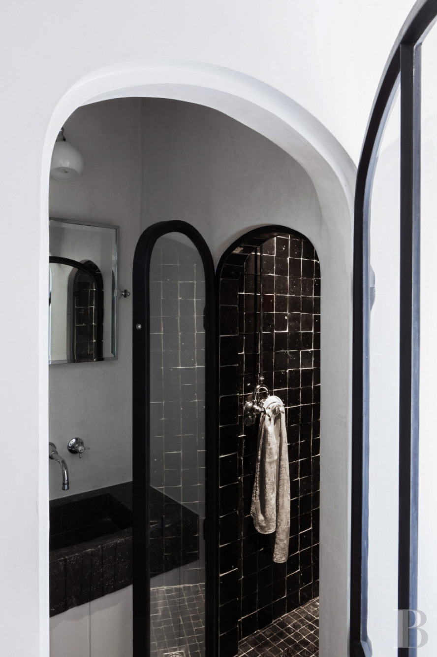 Dans les Bouches-du-Rhône, entre Avignon et Arles, une maison de village des 13e et 14e siècles - photo  n°16